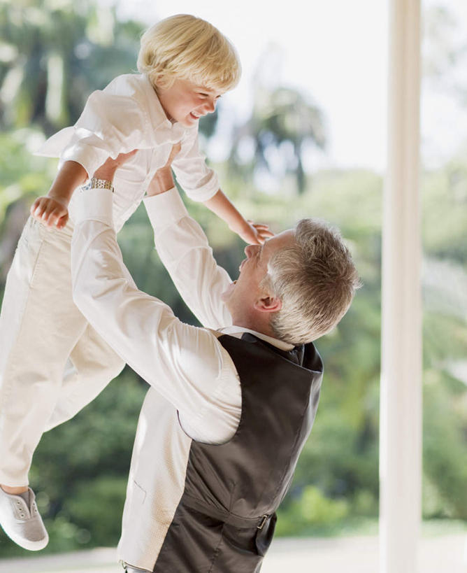 西方人,儿童,老年人,两个人,家庭,祖父,站,举,伸展双臂,抱,笑,微笑,露齿笑,竖图,室外,白天,仰视,纯洁,植物,欧洲,欧洲人,服装,朦胧,模糊,注视,休闲装,树,树木,小孩,衣服,绿色,自然,观察,看,托,站着,休闲,温暖,温馨,一家人,休闲服,可爱,童年,童趣,服饰,生长,爷爷,成长,抱着,观看,祖孙,和睦,察看,搂着,关注,童真,烂漫,无邪,外公,外祖父,外孙,外孙子,天真,老年男性,男孩,男人,男性,白种人,孩子,孙子,敞开双臂,举起,举手,举着,搂,搂抱,伸开双臂,向上举,向上伸,向上托,展开双肩,站立,张开手臂,张开双臂,半身,彩图,低角度拍摄,融洽,男生