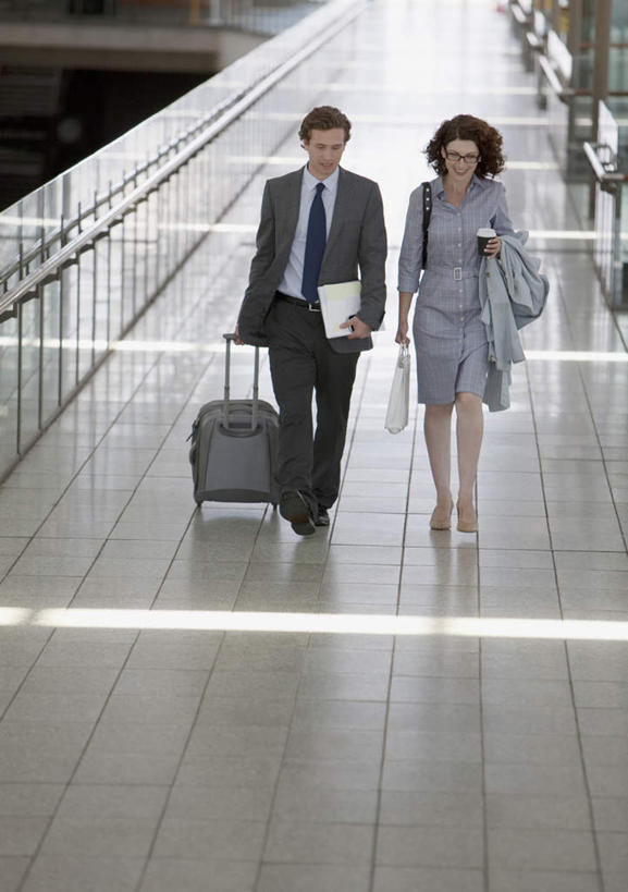 西方人,两个人,同事,商务人士,商务男性,商务女性,机场,走,竖图,俯视,室内,白天,衬衫,成功,合作,团队,集体,信心,飞机场,杯子,欧洲,欧洲人,握,套装,朦胧,模糊,包,材料,档案,拉杆箱,旅行箱,皮包,文件,纸,拿,拿着,注视,队伍,手稿,行李箱,纸制品,箱子,资料,观察,看,握着,观看,纸杯,出差,单肩包,证明,察看,领导,成就,关注,一次性杯子,文档,商务装,合伙,领袖,工薪阶层,男人,男性,年轻男性,年轻女性,女人,女性,白种人,白领,上班族,航空站,空港,步行,散步,走路,彩图,高角度拍摄,全身,衬衣,旅行