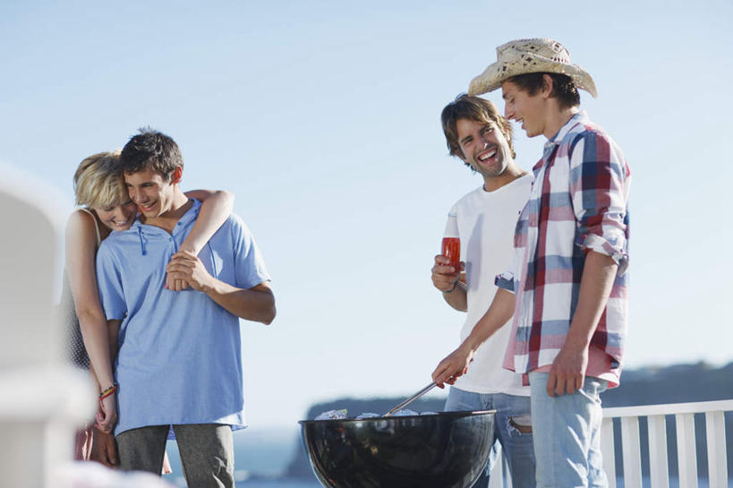 西方人,背,四个人,伙伴,朋友,站,握手,笑,微笑,露齿笑,横图,室外,白天,仰视,爱情,烧烤,友谊,帽子,欧洲,欧洲人,握,服装,朦胧,模糊,草帽,烤架,烤肉,浪漫,拿,拿着,注视,休闲装,衣服,蓝色,蓝天,天空,夹子,天,背着,低头,观察,看,站着,休闲,温暖,温馨,休闲服,铁架,恩爱,握着,恋人,服饰,晴朗,观看,和睦,察看,关注,万里无云,食品夹,食物夹,面包夹,意粉夹,背负,友情,男人,男性,年轻男性,年轻女性,女人,女性,白种人,情侣,晴空,晴空万里,搀手,拉手,手拉手,手握手,站立,半身,彩图,低角度拍摄,伴侣,融洽