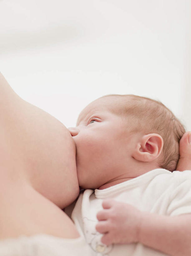 西方人,婴儿,儿童,胸,乳房,两个人,家庭,母亲,闭眼,吃,竖图,室内,特写,白天,正面,婴儿服装,纯洁,欧洲,欧洲人,小孩,温暖,温馨,一家人,可爱,母爱,童年,童趣,活泼,和睦,宝宝,童真,纯真,烂漫,无邪,母婴,伶俐,天真,年轻女性,女人,女性,白种人,孩子,年轻人,胸部,闭眼睛,闭着眼,闭着眼睛,嚼,食,半身,彩图,婴儿服,融洽