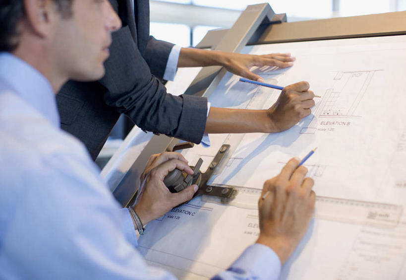 西方人,两个人,同事,商务人士,工程师,建筑工人,建筑师,商务男性,商务女性,横图,室内,白天,正面,衬衫,成功,合作,团队,集体,信心,欧洲,欧洲人,握,套装,测量,笔,图纸,刻度,办公用品,设计图,拿,拿着,注视,队伍,文具,尺,铅笔,学习用品,观察,看,握着,观看,测量工具,文具用品,尺子,察看,衡量,绘图,领导,成就,关注,商务装,合伙,领袖,工程图,草图,蓝图,比例,工薪阶层,测绘,量具,量仪,标度,T形尺,丁字尺,男人,男性,年轻男性,年轻女性,女人,女性,白种人,白领,上班族,设计,技师,建筑工,建筑设计师,半身,彩图,衬衣