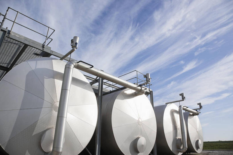 无人,栏杆,横图,室外,白天,仰视,度假,美景,城市风光,城市,英国,欧洲,阴影,光线,管子,影子,景观,云,云朵,围栏,云彩,娱乐,管道,护栏,英格兰,蓝色,白云,蓝天,天空,阳光,容器,天,享受,休闲,油罐,储油罐,景色,放松,晴朗,储藏,西欧,储存,大不列颠,大不列颠及北爱尔兰联合王国,大不列颠联合王国,日不落英帝国,萨塞克斯,萨塞克斯郡,苏塞克斯,西萨塞克斯郡,奇切斯特,存油罐,贮油罐,晴空,彩图,低角度拍摄,贮存