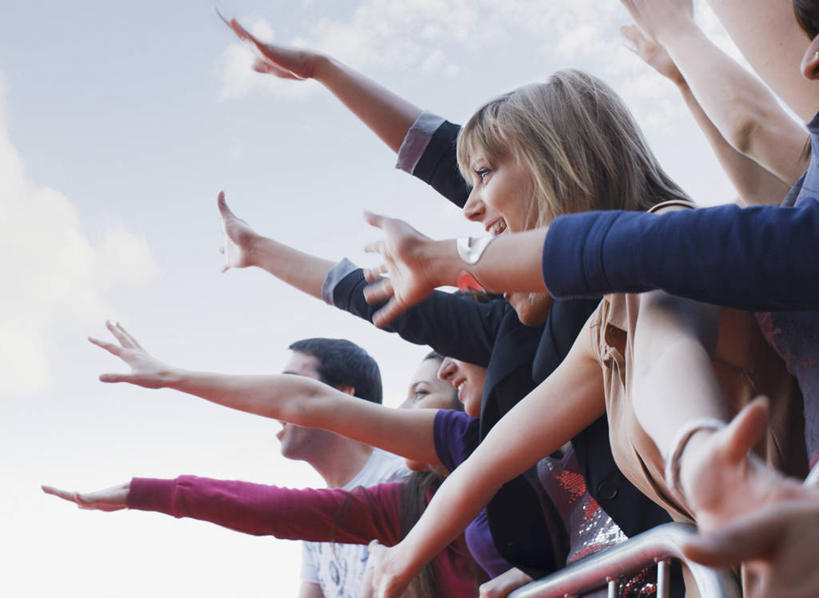 东方人,西方人,栏杆,站,举,笑,微笑,露齿笑,横图,室外,白天,仰视,欧洲,欧洲人,亚洲,阴影,服装,光线,影子,云,云朵,围栏,许多人,云彩,挥手,注视,休闲装,黄种人,再见,护栏,衣服,蓝色,白云,蓝天,天空,阳光,天,观察,看,手势,托,站着,招手,一群人,休闲,休闲服,服饰,晴朗,告别,观看,察看,关注,摆动,离别,辞行,歌迷,男人,男性,年轻男性,年轻女性,女人,女性,中年男性,中年女性,白种人,亚洲人,晴空,举起,举手,举着,向上举,向上伸,向上托,站立,半身,彩图,低角度拍摄