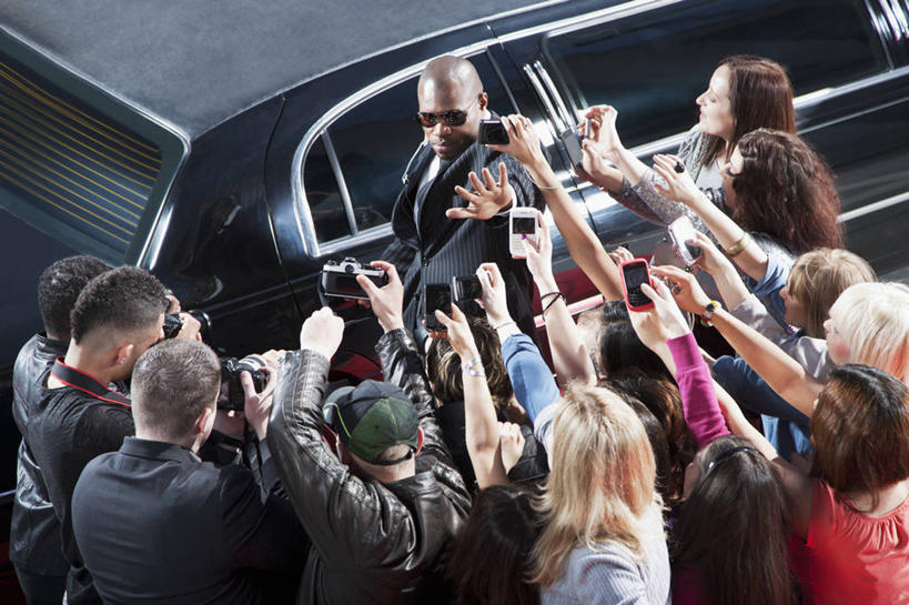 东方人,西方人,记者,警卫,演员,电影明星,站,举,笑,说,微笑,露齿笑,横图,俯视,室外,白天,衬衫,西装,讨论,窗户,汽车,相机,欧洲,非洲,黑人,欧洲人,亚洲,握,套装,服装,正装,墨镜,眼镜,领带,许多人,拿,拿着,注视,休闲装,职业装,黄种人,玻璃窗,车,拍照,衣服,车窗,数码相机,太阳镜,太阳眼镜,交通工具,轿车,观察,看,托,站着,一群人,休闲,休闲服,遮阳镜,单反,握着,摄影,服饰,观看,单反相机,察看,象征,庄重,关注,载具,身份,保镖,正式,地位,歌迷,保镳,交流,男人,男性,年轻男性,年轻女性,女人,女性,中年男性,中年女性,白种人,非洲人,亚洲人,照相机,影视明星,沟通,讲话,交谈,举起,举手,举着,商讨,说话,谈话,向上举,向上伸,向上托,站立,半身,彩图,高角度拍摄,衬衣,照相,狗仔