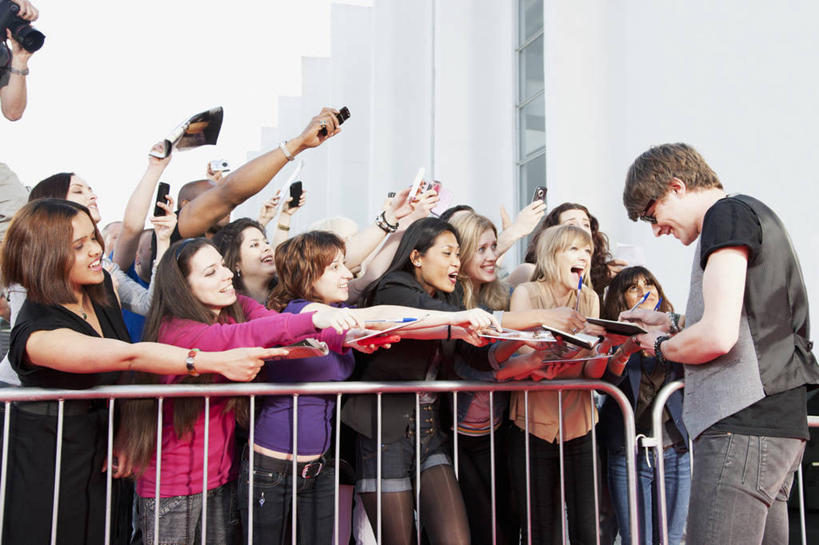 东方人,西方人,背部,演员,电影明星,栏杆,站,举,笑,打电话,微笑,露齿笑,横图,室外,白天,正面,电话,手机,书籍,欧洲,非洲,黑人,欧洲人,亚洲,握,服装,笔,围栏,办公用品,许多人,拿,拿着,注视,休闲装,黄种人,通讯设备,护栏,水笔,文具,衣服,学习用品,低头,观察,看,托,站着,一群人,休闲,休闲服,握着,服饰,观看,文具用品,察看,书写,关注,垂头,歌迷,交流,男人,男性,年轻男性,年轻女性,女人,女性,中年男性,中年女性,白种人,非洲人,亚洲人,书,图书,影视明星,沟通,举起,举手,举着,通话,向上举,向上伸,向上托,站立,半身,彩图