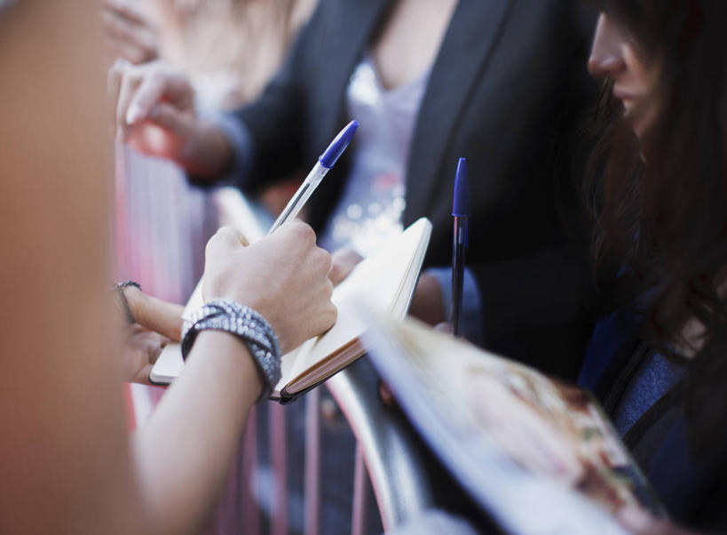 东方人,西方人,三个人,演员,电影明星,栏杆,站,横图,室外,白天,正面,书籍,欧洲,欧洲人,亚洲,握,阴影,服装,朦胧,模糊,光线,笔,影子,围栏,办公用品,拿,拿着,休闲装,黄种人,护栏,水笔,文具,装饰品,衣服,阳光,饰品,手链,首饰,学习用品,站着,休闲,休闲服,握着,服饰,手镯,文具用品,书写,镯子,歌迷,年轻女性,女人,女性,中年女性,白种人,亚洲人,印度人,书,图书,影视明星,站立,半身,彩图