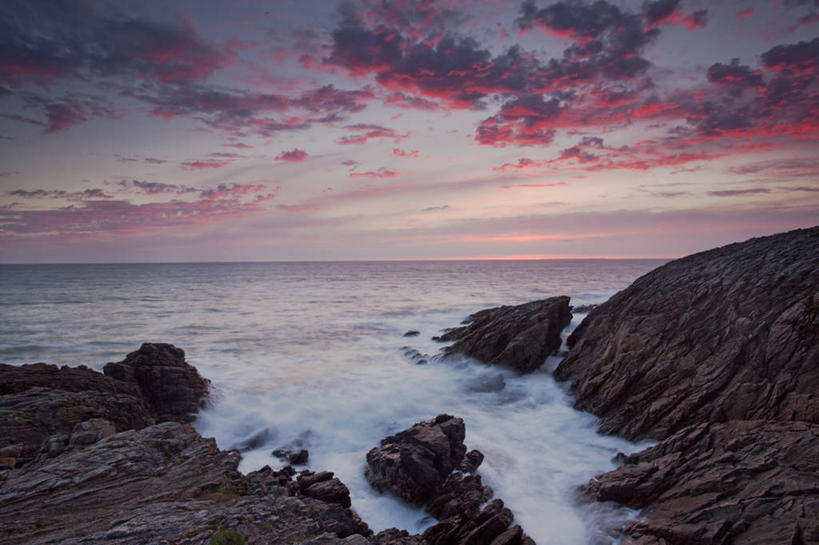 无人,横图,室外,白天,正面,旅游,度假,海浪,海洋,石头,美景,日落,沙滩,山,山脉,法国,欧洲,阴影,光线,沙子,石子,影子,海岸,景观,浪花,山顶,山峰,水平线,晚霞,霞光,落日,辽阔,海平线,沙地,山峦,娱乐,阳光,自然,海水,黄昏,群山,享受,休闲,广阔,景色,彩霞,放松,一望无际,布列塔尼,自然风光,海景,沉积岩,法兰西共和国,法兰西第五共和国,无边无际,一马平川,颠峰,极峰,夕照,薄暮,布列塔尼地区,水成岩,莫尔比昂省,基伯龙,基伯龙半岛,大海,风浪,海,海水的波动,海滩,近岸浪,石块,岩石,涌浪,夕阳,彩图,傍晚,水天相接,水天一线,斜阳