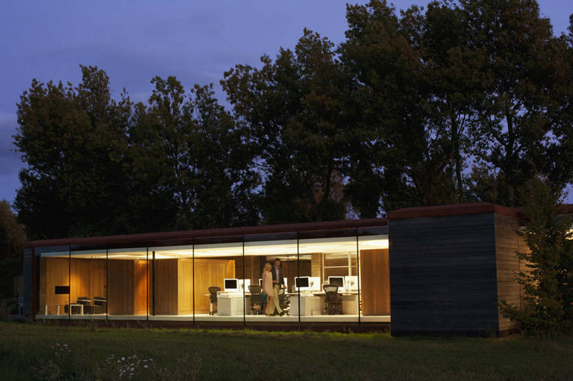 无人,家,横图,室外,夜晚,正面,草地,草坪,植物,别墅,窗户,落地窗,英国,欧洲,阴影,光线,影子,房屋,屋子,公寓,灯光,洋房,楼房,玻璃窗,住宅,草,树,树木,蓝色,绿色,蓝天,天空,自然,天,生长,晴朗,成长,西欧,大不列颠,大不列颠及北爱尔兰联合王国,万里无云,大不列颠联合王国,日不落英帝国,贝德福德郡,晴空,晴空万里,彩图,房子