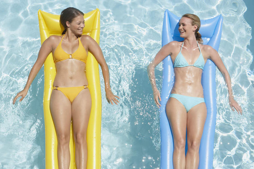 西方人,两个人,伙伴,朋友,游泳池,躺,笑,微笑,露齿笑,横图,俯视,室外,白天,泳装,比基尼,友谊,水,地板,船,欧洲,欧洲人,阴影,光线,影子,水池,水面,地面,两艘,泳池,木地板,相视,黄色,蓝色,阳光,交通工具,面对面,充气船,对视,互视,载具,相对,相看,卧着,友情,年轻女性,女人,女性,白种人,躺着,卧,半身,彩图,高角度拍摄,三点式,泳衣