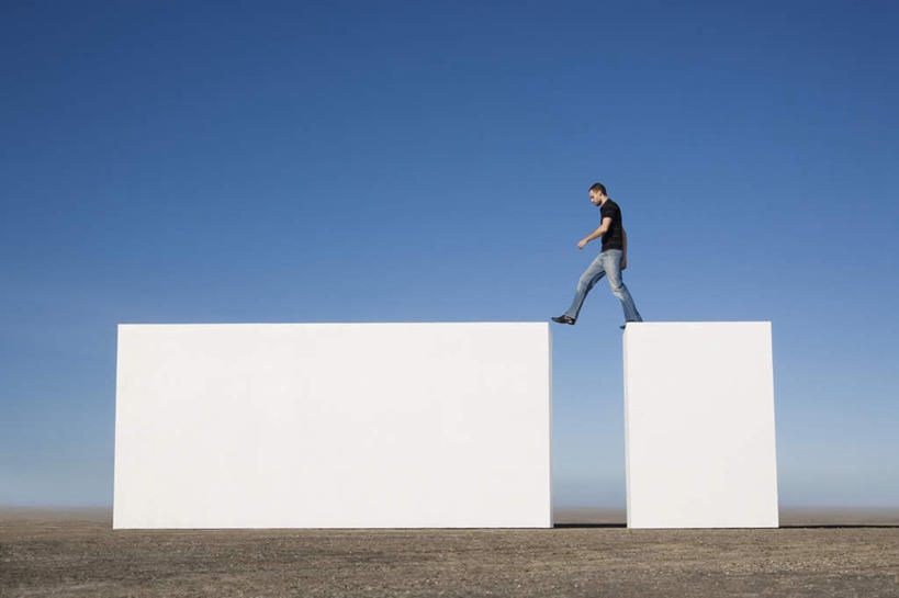 西方人,一个人,走,竖图,室外,白天,侧面,欧洲,欧洲人,仅一个男性,仅一个人,阴影,服装,光线,影子,墙,缺口,地面,注视,跨越,休闲装,墙壁,墙面,仅一个年轻男性,衣服,蓝色,白色,蓝天,天空,阳光,天,观察,看,休闲,休闲服,服饰,晴朗,观看,察看,关注,底座,万里无云,男人,男性,年轻男性,白种人,晴空,晴空万里,步行,散步,走路,彩图,全身