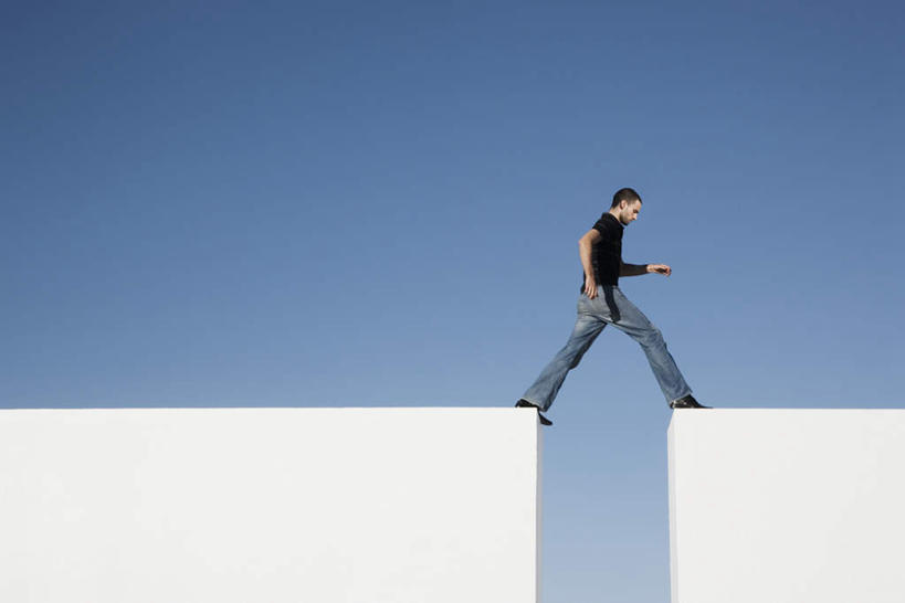 西方人,一个人,走,竖图,室外,白天,侧面,欧洲,欧洲人,仅一个男性,仅一个人,阴影,服装,光线,影子,墙,缺口,跨越,休闲装,墙壁,墙面,仅一个年轻男性,衣服,蓝色,白色,蓝天,天空,阳光,天,休闲,休闲服,服饰,晴朗,底座,万里无云,男人,男性,年轻男性,白种人,晴空,晴空万里,步行,散步,走路,彩图,全身