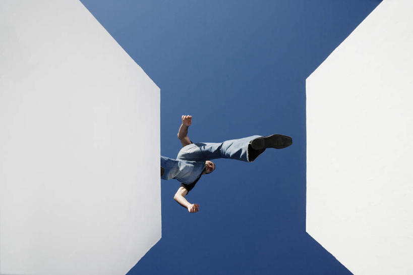 西方人,一个人,走,竖图,室外,白天,仰视,欧洲,欧洲人,仅一个男性,仅一个人,阴影,服装,光线,影子,墙,缺口,跨越,休闲装,墙壁,墙面,仅一个年轻男性,衣服,蓝色,白色,蓝天,天空,阳光,天,休闲,休闲服,服饰,晴朗,底座,万里无云,男人,男性,年轻男性,白种人,晴空,晴空万里,步行,散步,走路,彩图,低角度拍摄,全身