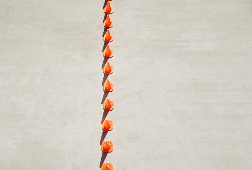 无人,横图,俯视,室外,白天,静物,一排,许多,阴影,整齐,分离,光线,影子,警告,排列,阳光,橙色,警示,隔离,禁止,提醒,队列,提示,限制,交通标志,路锥,交通锥,危险,彩图,高角度拍摄