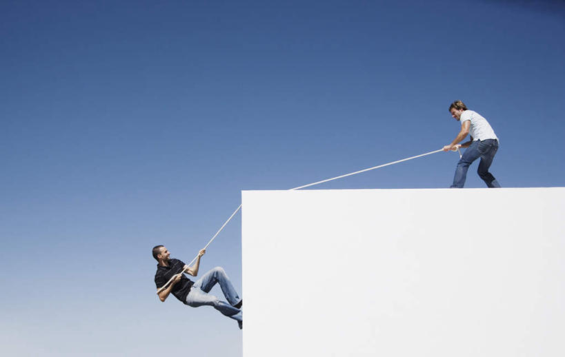 西方人,两个人,伙伴,朋友,站,攀登,横图,室外,白天,仰视,友谊,合作,团队,欧洲,欧洲人,握,阴影,服装,光线,影子,墙,拿,拿着,注视,休闲装,墙壁,墙面,衣服,蓝色,蓝天,天空,阳光,绳子,天,观察,看,站着,休闲,休闲服,战略,握着,服饰,晴朗,观看,察看,关注,万里无云,联合,合谋,配合,协作,男人,男性,年轻男性,白种人,晴空,晴空万里,攀爬,站立,彩图,低角度拍摄,全身,攀缘