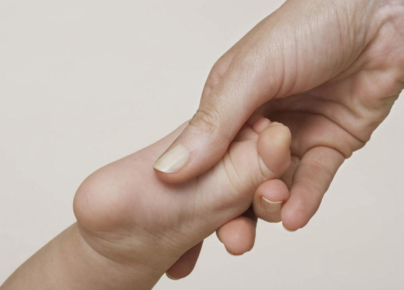 西方人,婴儿,儿童,手,腿部,脚,脚趾,脚趾甲,腿,两个人,家庭,母亲,横图,室内,特写,白天,正面,纯洁,欧洲,欧洲人,握,小孩,温暖,温馨,一家人,手部,可爱,母爱,童年,童趣,握着,摄影,活泼,影棚,单手,和睦,宝宝,童真,纯真,烂漫,无邪,母婴,伶俐,天真,年轻女性,女人,女性,白种人,孩子,年轻人,脚指甲,半身,彩图,影棚拍摄,拍摄,融洽