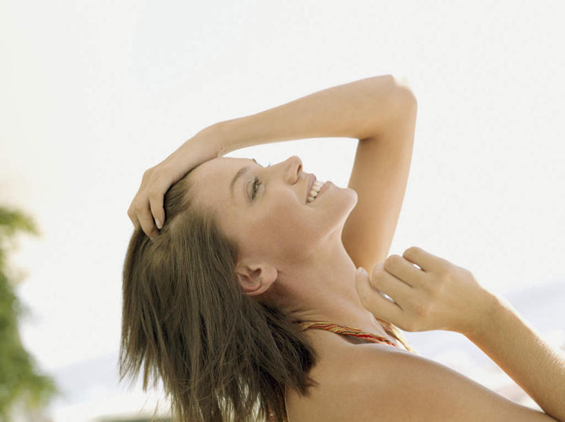 西方人,脸,头,脸颊,手,一个人,站,闭眼,笑,微笑,露齿笑,横图,室外,特写,白天,侧面,植物,欧洲,欧洲人,双手,仅一个年轻女性,仅一个女性,仅一个人,服装,朦胧,模糊,休闲装,肩膀,树,树木,衣服,绿色,自然,站着,休闲,手部,休闲服,服饰,生长,成长,昂首,年轻女性,女人,女性,白种人,头部,脸部,脸蛋,面部,闭眼睛,闭着眼,闭着眼睛,抬头,仰头,站立,半身,彩图