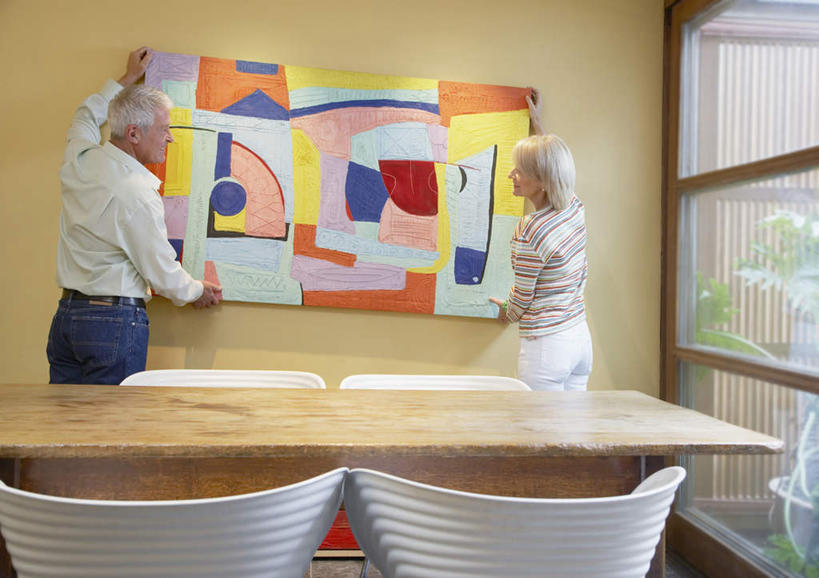 西方人,老年人,两个人,家庭,夫妻,站,横图,室内,白天,爱情,窗户,落地窗,桌面,桌子,叶子,椅子,欧洲,欧洲人,吊挂,握,悬挂,服装,装饰,木制,木椅,墙,绿叶,浪漫,挂,拿,拿着,注视,休闲装,玻璃窗,墙壁,墙面,背面,衣服,木制品,观察,看,站着,休闲,温暖,温馨,一家人,休闲服,嫩叶,恩爱,握着,恋人,服饰,观看,华丽,修饰,点缀,和睦,察看,关注,衬托,美观,雅致,雅观,老年男性,老年女性,男人,男性,女人,女性,白种人,夫妇,情侣,叶,叶片,装饰画,站立,半身,彩图,伴侣,融洽