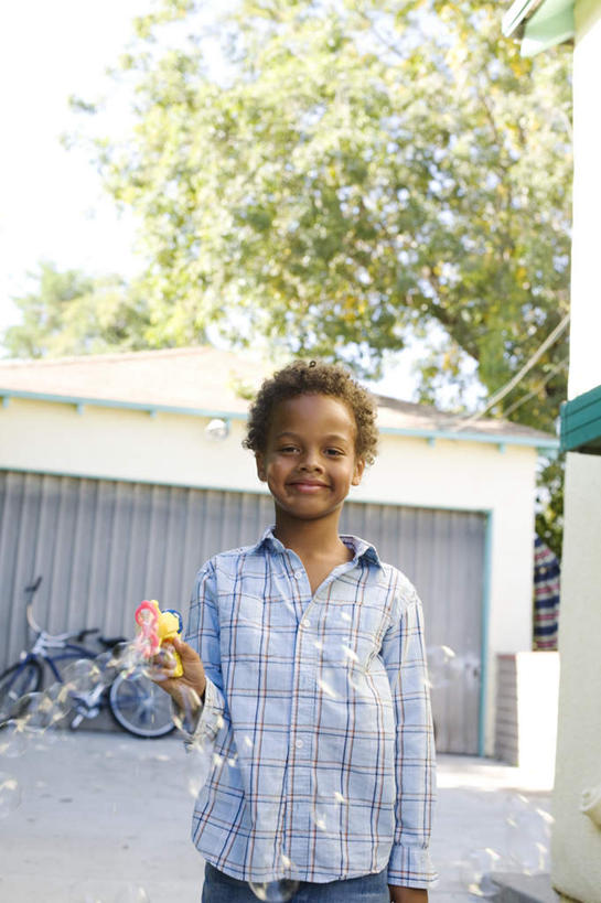 西方人,儿童,一个人,站,竖图,室外,白天,仰视,游戏,纯洁,植物,玩具,欧洲,非洲,黑人,欧洲人,仅一个男性,仅一个人,握,阴影,服装,光线,影子,拿,玩,拿着,注视,休闲装,娱乐,树,树木,小孩,衣服,绿色,阳光,自然,观察,看,站着,仅一个小孩,休闲,休闲服,可爱,童年,童趣,益智,握着,服饰,生长,成长,观看,活动,水枪,察看,发泄,关注,消遣,智力,童真,烂漫,无邪,宣泄,玩具水枪,天真,男孩,男人,男性,非洲人,孩子,玩耍,嬉戏,站立,半身,彩图,低角度拍摄,男生
