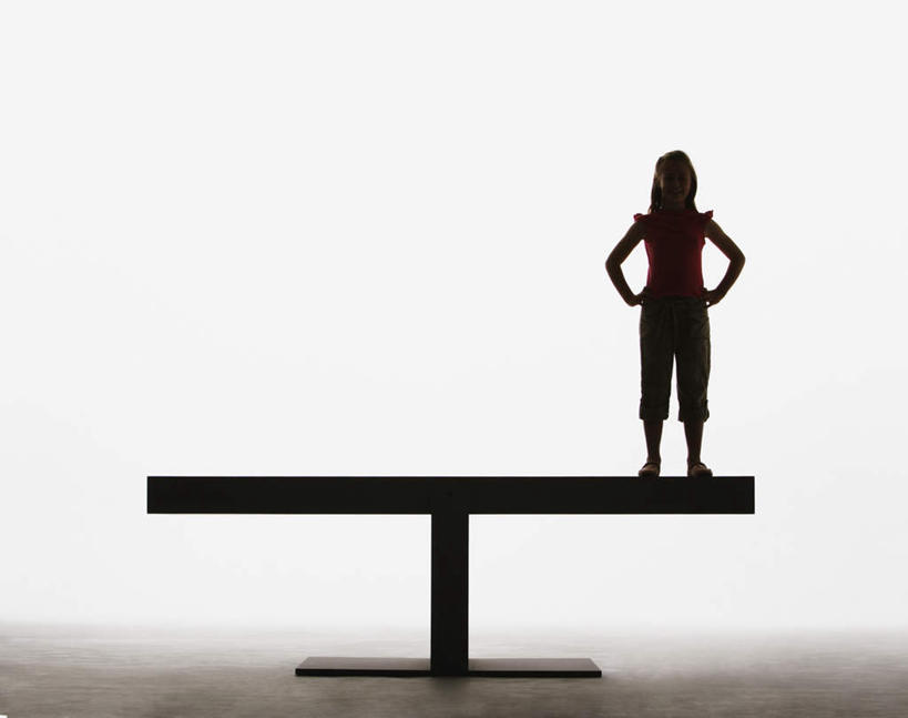 儿童,一个人,站,横图,室内,白天,白色背景,正面,游戏,纯洁,玩具,仅一个女性,仅一个人,阴影,服装,反射,影子,背光,玩,注视,休闲装,娱乐,手叉腰,小孩,衣服,叉腰,观察,看,站着,仅一个小孩,休闲,休闲服,翘翘板,可爱,童年,童趣,益智,摄影,服饰,影棚,观看,活动,察看,双手叉腰,发泄,关注,消遣,智力,逆光,童真,烂漫,无邪,宣泄,天真,女孩,女人,女性,孩子,玩耍,嬉戏,站立,彩图,全身,影棚拍摄,拍摄,女生