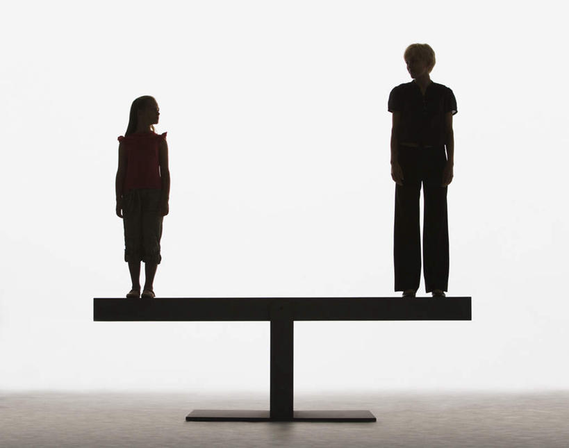 西方人,儿童,两个人,家庭,母亲,女儿,站,横图,室内,白天,白色背景,正面,游戏,纯洁,玩具,欧洲,欧洲人,阴影,服装,反射,影子,背光,玩,扭头,注视,休闲装,娱乐,小孩,衣服,观察,看,站着,转头,休闲,温暖,温馨,母女,一家人,休闲服,翘翘板,可爱,母爱,童年,童趣,益智,摄影,服饰,影棚,观看,活动,和睦,察看,发泄,关注,消遣,智力,逆光,童真,烂漫,无邪,宣泄,天真,年轻女性,女孩,女人,女性,白种人,孩子,年轻人,玩耍,嬉戏,站立,彩图,全身,影棚拍摄,拍摄,融洽,女生