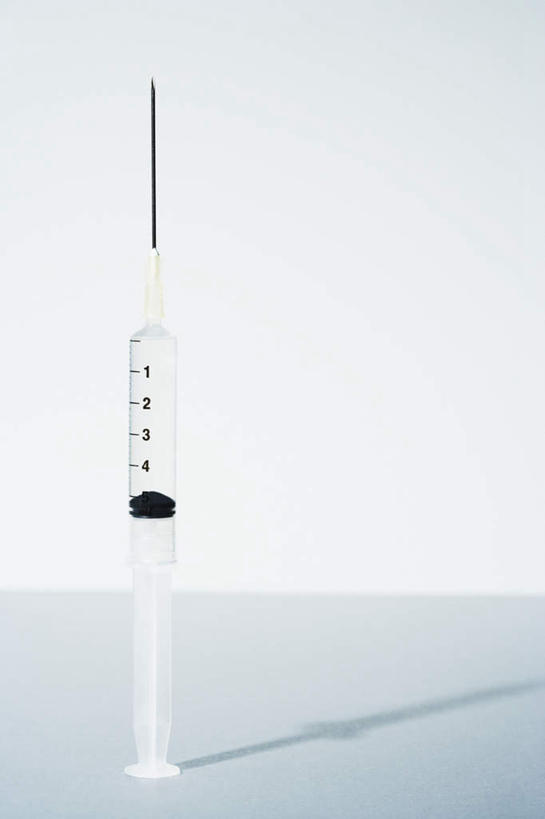 无人,竖图,室内,特写,白天,白色背景,正面,桌面,桌子,静物,阴影,反射,木制,影子,一个,木制品,针管,针筒,注射,摄影,影棚,单个,医疗,医疗设备,注射器,彩图,影棚拍摄,拍摄