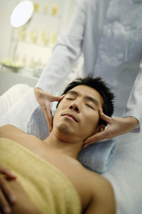 东方人,两个人,按摩师,站,躺,闭眼,竖图,俯视,室内,白天,工作服,制服,按摩,床,靠垫,亚洲,阴影,朦胧,模糊,反射,影子,床单,靠枕,黄种人,被子,垫子,枕头,站着,享受,健康,保健,单人床,被单,指压,工作制服,卧着,男人,男性,年轻男性,亚洲人,技师,闭眼睛,闭着眼,闭着眼睛,躺着,卧,站立,半身,彩图,高角度拍摄,工作套服,推拿