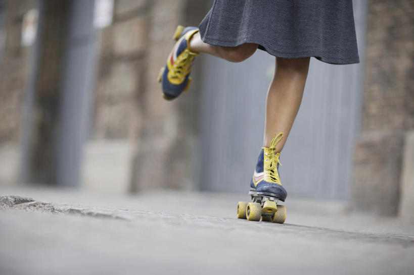 西方人,一个人,家,站,横图,室外,白天,正面,裙子,滚轴溜冰,欧洲,欧洲人,仅一个年轻女性,仅一个女性,仅一个人,连衣裙,服装,朦胧,模糊,房屋,墙,屋子,楼房,墙壁,墙面,住宅,衣服,站着,服饰,衣着,穿着,衣饰,滑旱冰,轮滑运动,轮滑,年轻女性,女人,女性,白种人,站立,半身,彩图,房子