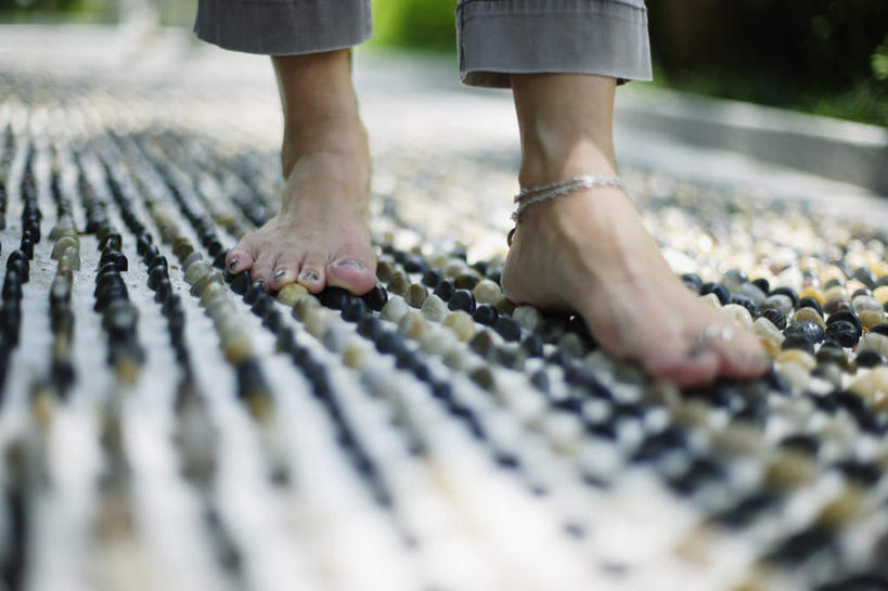 东方人,腿部,脚,脚趾,脚趾甲,腿,一个人,站,横图,俯视,室外,特写,白天,石头,亚洲,仅一个女性,仅一个人,裤子,朦胧,模糊,石子,黄种人,站着,鹅卵石,仅一个老年女性,按摩石,老年女性,女人,女性,亚洲人,脚指甲,石块,站立,半身,彩图,高角度拍摄