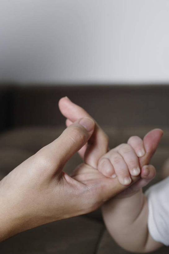 东方人,婴儿,儿童,手,两个人,家庭,母亲,客厅,握手,竖图,室内,特写,白天,正面,纯洁,沙发,亚洲,墙,黄种人,墙壁,墙面,小孩,温暖,温馨,一家人,手部,可爱,母爱,童年,童趣,活泼,和睦,起居室,宝宝,布艺沙发,童真,纯真,烂漫,无邪,母婴,客堂,伶俐,天真,年轻女性,女人,女性,亚洲人,孩子,年轻人,搀手,拉手,手搀手,手拉手,手牵手,手握手,半身,彩图,融洽