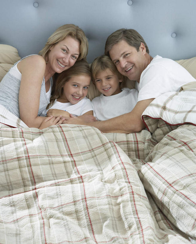 西方人,儿童,家庭,夫妻,母亲,父亲,女儿,儿子,躺,抱,笑,微笑,露齿笑,竖图,俯视,室内,白天,爱情,纯洁,床,靠垫,卧室,欧洲,欧洲人,服装,双人床,床单,靠枕,浪漫,注视,休闲装,被子,小孩,衣服,垫子,枕头,观察,看,休闲,温暖,温馨,父女,父子,母女,母子,一家人,休闲服,恩爱,父爱,可爱,母爱,童年,童趣,恋人,服饰,抱着,观看,和睦,察看,个人,被单,搂着,关注,童真,烂漫,无邪,卧着,天真,男孩,男人,男性,年轻男性,年轻女性,女孩,女人,女性,白种人,孩子,年轻人,夫妇,情侣,怀抱,搂,搂抱,躺着,卧,相抱,拥抱,半身,彩图,高角度拍摄,睡房,卧房,伴侣,融洽,男生,女生