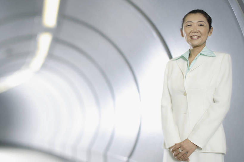 东方人,一个人,商务人士,商务女性,站,笑,微笑,横图,室内,白天,正面,照明,亚洲,仅一个女性,仅一个人,握,阴影,套装,朦胧,模糊,反射,影子,通道,桥,灯光,注视,黄种人,顶灯,灯,灯具,观察,看,站着,仅一个中年女性,握着,观看,照亮,察看,照明设备,关注,商务装,工薪阶层,廊桥,登机桥,女人,女性,中年女性,亚洲人,白领,上班族,站立,半身,彩图