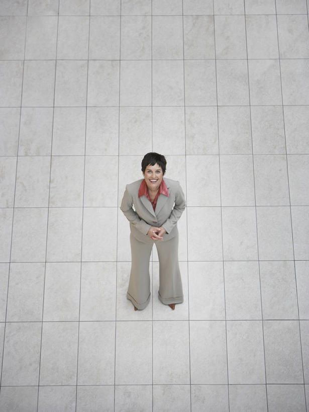 西方人,一个人,商务人士,商务女性,站,笑,双手交叉,微笑,露齿笑,竖图,俯视,室外,白天,欧洲,欧洲人,仅一个女性,仅一个人,阴影,套装,光线,瓷砖,地砖,影子,灯光,地面,注视,白色,观察,看,站着,仅一个中年女性,观看,察看,关注,商务装,工薪阶层,昂首,女人,女性,中年女性,白种人,白领,上班族,十字手,抬头,仰头,站立,彩图,高角度拍摄,全身