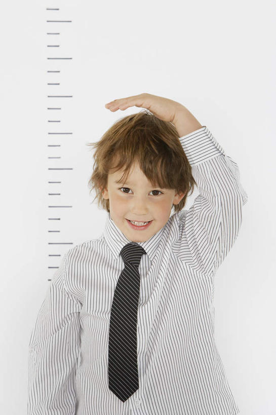 西方人,儿童,一个人,站,举,笑,微笑,露齿笑,竖图,室内,白天,白色背景,正面,纯洁,欧洲,欧洲人,仅一个男性,仅一个人,服装,测量,标志,数字,文字,字符,墙,领带,注视,休闲装,标识,墙壁,墙面,小孩,衣服,观察,看,托,站着,仅一个小孩,休闲,休闲服,可爱,童年,童趣,摄影,阿拉伯数字,服饰,影棚,观看,察看,象征,庄重,关注,身份,童真,烂漫,无邪,身高,正式,地位,天真,男孩,男人,男性,白种人,孩子,举起,举手,举着,向上举,向上伸,向上托,站立,半身,彩图,影棚拍摄,拍摄,男生