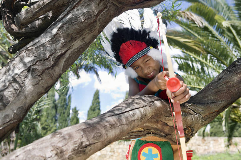 西方人,儿童,一个人,站,横图,室外,白天,正面,民族服装,纯洁,植物,帽子,羽毛,欧洲,非洲,黑人,欧洲人,仅一个男性,仅一个人,握,阴影,服装,轻盈,柔软,装饰,光线,影子,云,云朵,枝条,古典,拿,云彩,拿着,注视,文化,传统,树,树木,树枝,小孩,衣服,蓝色,绿色,白云,蓝天,天空,阳光,自然,发饰,饰品,天,观察,看,站着,仅一个小孩,可爱,童年,童趣,握着,服饰,生长,晴朗,成长,观看,古装,察看,关注,童真,烂漫,无邪,配饰,轻柔,韵味,弓鞬,弓套,虬枝,枝杈,天真,男孩,男人,男性,非洲人,孩子,晴空,站立,半身,彩图,传统服装,民俗服,酋长帽,印第安帽,羽毛帽,男生