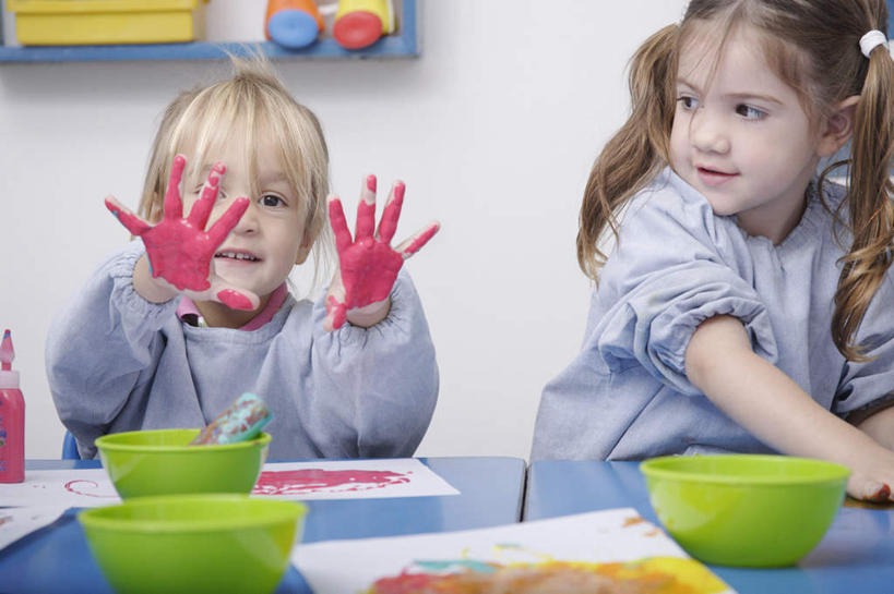 西方人,儿童,两个人,伙伴,朋友,学校,坐,举,笑,微笑,露齿笑,横图,室内,白天,正面,游戏,友谊,纯洁,装修,桌面,桌子,欧洲,欧洲人,服装,装饰,木制,材料,陶瓷,陶瓷制品,教育,玩,注视,休闲装,娱乐,装潢,校园,小孩,衣服,木制品,容器,碗,观察,看,托,休闲,教室,休闲服,可爱,童年,童趣,幼儿园,服饰,肮脏,观看,活动,储藏,保护,涂料,察看,手印,储存,发泄,关注,消遣,学前教育,智力,童真,烂漫,无邪,邋遢,宣泄,龌龊,污秽,指模,幼稚园,蒙养园,育儿机构,天真,友情,女孩,女人,女性,白种人,举起,举手,举着,玩耍,嬉戏,向上举,向上伸,向上托,坐着,半身,彩图,贮存,女生