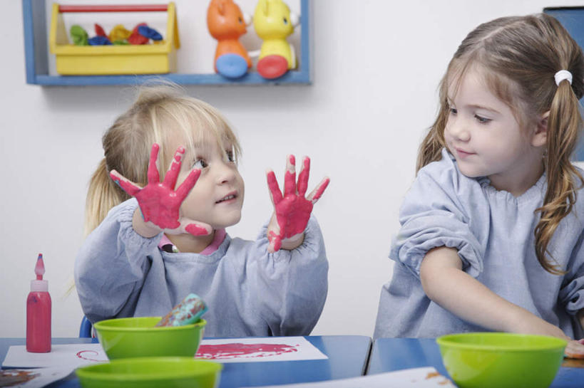 西方人,儿童,两个人,伙伴,朋友,学校,坐,举,笑,微笑,露齿笑,横图,室内,白天,正面,游戏,友谊,纯洁,装修,桌面,桌子,欧洲,欧洲人,服装,装饰,木制,材料,陶瓷,陶瓷制品,教育,玩,注视,休闲装,娱乐,装潢,校园,小孩,衣服,木制品,容器,碗,观察,看,托,休闲,教室,休闲服,可爱,童年,童趣,幼儿园,服饰,肮脏,观看,活动,储藏,保护,涂料,察看,手印,储存,发泄,关注,消遣,学前教育,智力,童真,烂漫,无邪,邋遢,宣泄,龌龊,污秽,指模,幼稚园,蒙养园,育儿机构,天真,友情,女孩,女人,女性,白种人,举起,举手,举着,玩耍,嬉戏,向上举,向上伸,向上托,坐着,半身,彩图,贮存,女生