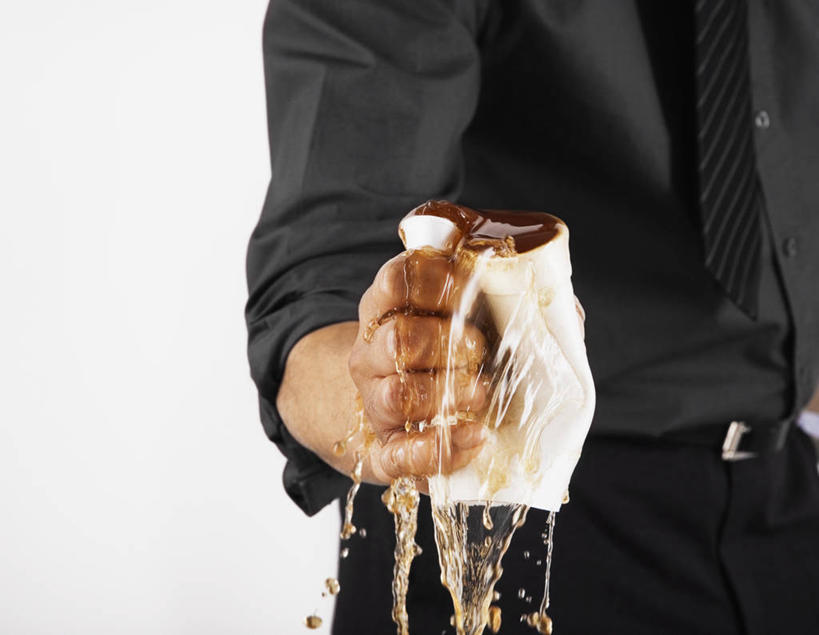 咖啡,西方人,手,一个人,站,捏,横图,室内,特写,白天,白色背景,正面,衬衫,西装,幸福,杯子,欧洲,非洲,黑人,欧洲人,仅一个男性,仅一个人,仅一个中年男性,握,套装,裤子,正装,拿,捏着,拿着,职业装,娱乐,饮料,黑色,纸制品,站着,享受,休闲,温馨,手部,放松,乐趣,握着,摄影,影棚,纸杯,西裤,单手,提神,舒适,溢出,一次性杯子,醒脑,软饮料,男人,男性,中年男性,非洲人,站立,半身,彩图,影棚拍摄,衬衣,拍摄