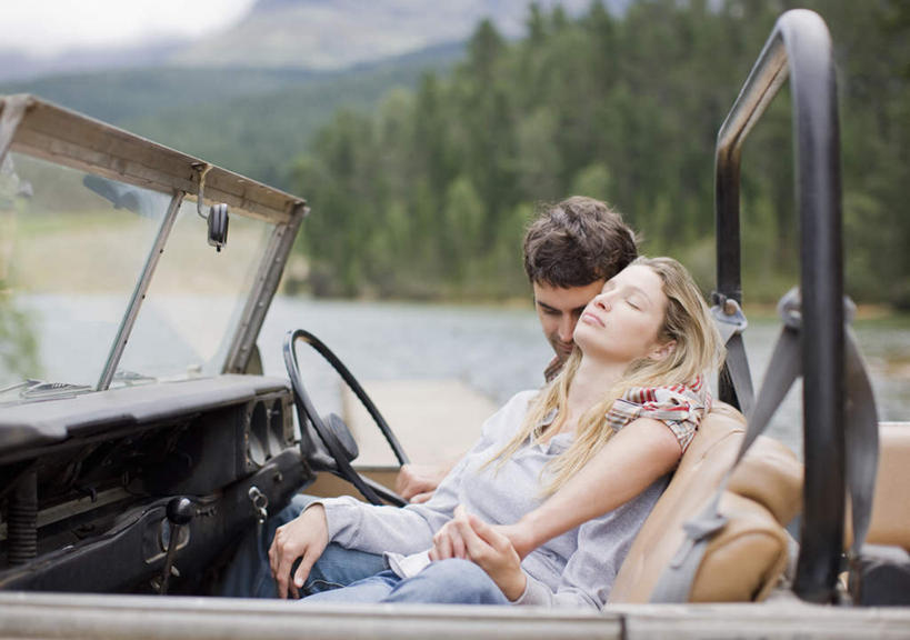 西方人,两个人,家庭,夫妻,坐,闭眼,抱,睡,横图,室外,白天,侧面,爱情,机器,仪器,湖,湖泊,山,山脉,树林,水,植物,汽车,欧洲,欧洲人,一辆,服装,朦胧,模糊,湖面,山峰,水流,水面,跑车,山峦,浪漫,休闲装,设备,车,树,树木,衣服,绿色,自然,方向盘,交通工具,湖水,群山,驾驶,靠,靠着,行驶,休闲,温暖,温馨,一家人,休闲服,恩爱,恋人,服饰,生长,成长,抱着,和睦,控制,搂着,载具,敞篷跑车,男人,男性,年轻男性,年轻女性,女人,女性,白种人,年轻人,夫妇,情侣,闭眼睛,闭着眼,闭着眼睛,困,困觉,搂,搂抱,寝息,睡觉,坐着,半身,彩图,伴侣,融洽