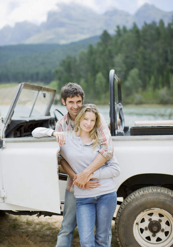 西方人,两个人,家庭,夫妻,站,抱,笑,微笑,露齿笑,竖图,室外,白天,正面,爱情,湖,湖泊,树林,水,植物,汽车,欧洲,欧洲人,一辆,撑,服装,朦胧,模糊,湖面,水流,水面,跑车,浪漫,注视,休闲装,车,树,树木,衣服,绿色,自然,交通工具,湖水,观察,看,站着,休闲,温暖,温馨,一家人,休闲服,恩爱,恋人,服饰,生长,成长,抱着,观看,和睦,察看,撑着,搂着,关注,载具,敞篷跑车,男人,男性,年轻男性,年轻女性,女人,女性,白种人,年轻人,夫妇,情侣,搂,搂抱,站立,半身,彩图,伴侣,融洽