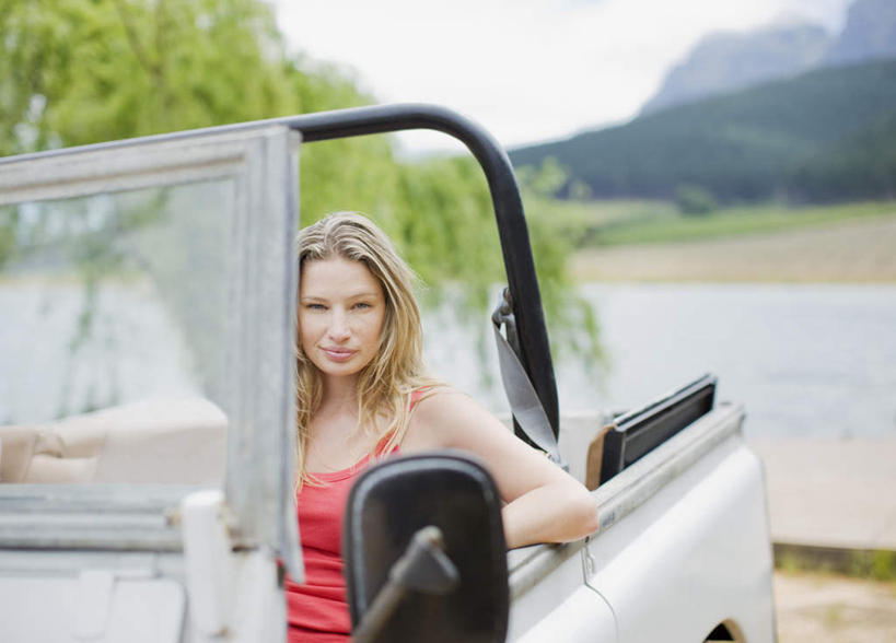 西方人,一个人,坐,笑,微笑,横图,室外,白天,正面,湖,湖泊,山,山脉,树林,水,植物,汽车,欧洲,欧洲人,仅一个年轻女性,仅一个女性,仅一个人,一辆,服装,朦胧,模糊,背心,湖面,山峰,水流,水面,跑车,山峦,注视,车,树,树木,衣服,红色,绿色,自然,交通工具,湖水,群山,观察,看,服饰,生长,成长,观看,察看,衣着,穿着,关注,载具,敞篷跑车,衣饰,年轻女性,女人,女性,白种人,坐着,半身,彩图