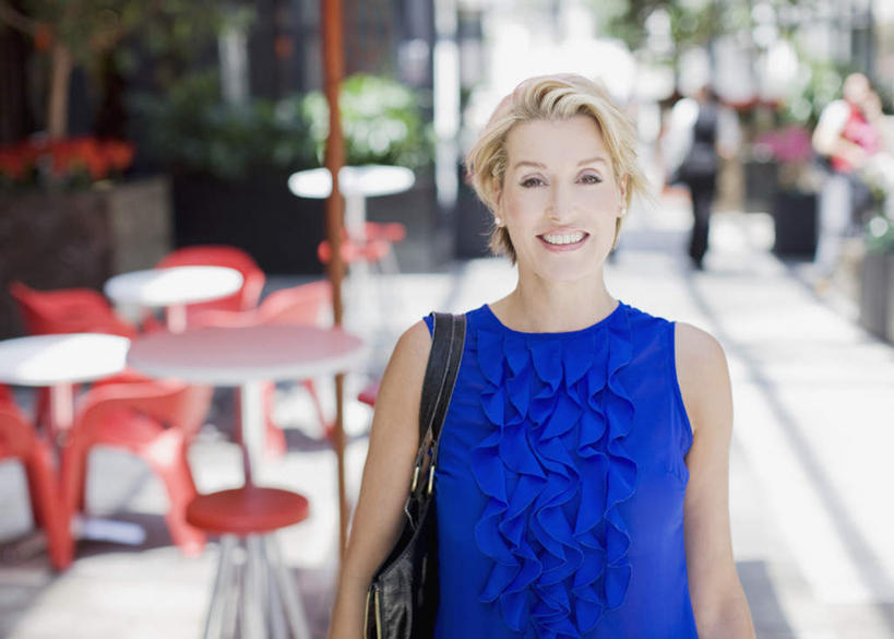 西方人,一个人,站,笑,微笑,露齿笑,横图,室外,白天,正面,植物,餐桌,桌子,道路,路,公路,椅子,欧洲,欧洲人,仅一个女性,仅一个人,阴影,服装,朦胧,模糊,光线,包,皮包,影子,塑料,交通,注视,休闲装,树,树木,衣服,绿色,阳光,自然,塑料制品,观察,看,站着,仅一个中年女性,休闲,休闲服,服饰,生长,成长,餐台,观看,单肩包,察看,关注,女人,女性,中年女性,白种人,马路,站立,半身,彩图