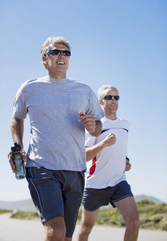 西方人,两个人,伙伴,朋友,跑,笑,微笑,露齿笑,竖图,室外,白天,仰视,运动服,锻炼,旅游,度假,友谊,运动,草地,草坪,植物,欧洲,欧洲人,握,服装,朦胧,模糊,墨镜,眼镜,拿,拿着,注视,娱乐,草,衣服,蓝色,绿色,蓝天,天空,瓶子,塑料制品,太阳镜,太阳眼镜,天,观察,看,享受,休闲,塑料瓶,遮阳镜,放松,握着,服饰,晴朗,观看,察看,衣着,穿着,关注,室外运动,户外运动,万里无云,衣饰,体育,友情,男人,男性,中年男性,白种人,晴空,晴空万里,跑步,半身,彩图,低角度拍摄,健身,运动装