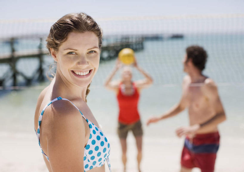 西方人,三个人,伙伴,朋友,码头,站,举,笑,微笑,露齿笑,横图,室外,白天,正面,泳装,比基尼,运动服,友谊,排球,海浪,海洋,沙滩,港口,欧洲,欧洲人,泳裤,服装,朦胧,模糊,沙子,海岸,浪花,水平线,辽阔,排球装备,海平线,沙地,沙滩排球,扭头,注视,运动器械,衣服,蓝色,蓝天,天空,海水,天,观察,看,托,站着,转头,广阔,健身器械,服饰,晴朗,观看,一望无际,察看,衣着,穿着,关注,健身器材,海景,沙排,万里无云,衣饰,无边无际,一马平川,友情,排球运动,男人,男性,年轻男性,年轻女性,女人,女性,白种人,大海,风浪,海,海水的波动,海滩,近岸浪,涌浪,晴空,晴空万里,举起,举手,举着,向上举,向上伸,向上托,站立,半身,彩图,三点式,泳衣,摆渡口,埠头,渡口,渡头,港湾,海港,货运码头,口岸,商港,水天相接,水天一线,运动器材,运动装