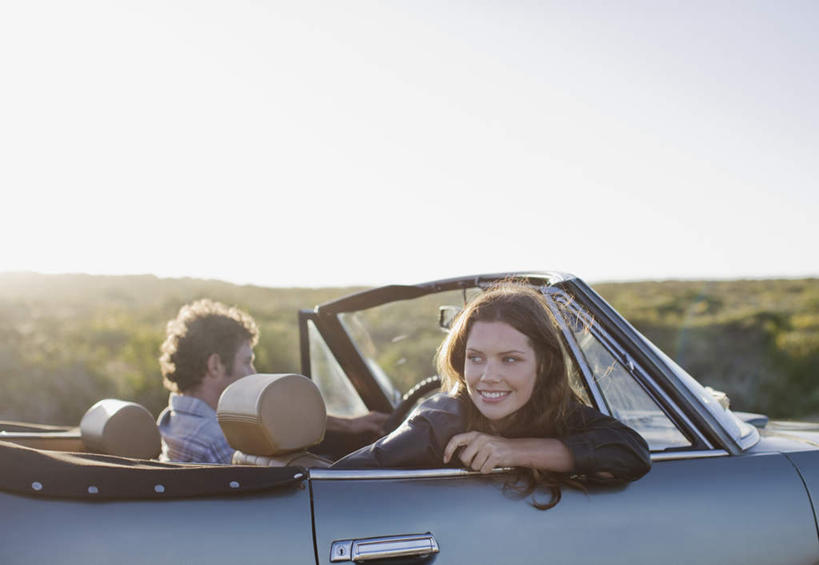 西方人,中年人,背部,两个人,家庭,夫妻,坐,笑,微笑,露齿笑,横图,室外,白天,正面,爱情,草地,草坪,植物,汽车,欧洲,欧洲人,一辆,阴影,服装,朦胧,模糊,光线,影子,跑车,浪漫,扭头,注视,休闲装,车,草,衣服,蓝色,绿色,蓝天,天空,阳光,交通工具,天,观察,看,转头,休闲,温暖,温馨,一家人,休闲服,恩爱,恋人,服饰,晴朗,观看,和睦,察看,关注,载具,敞篷跑车,万里无云,男人,男性,女人,女性,中年男性,中年女性,白种人,夫妇,情侣,晴空,晴空万里,坐着,半身,彩图,伴侣,融洽