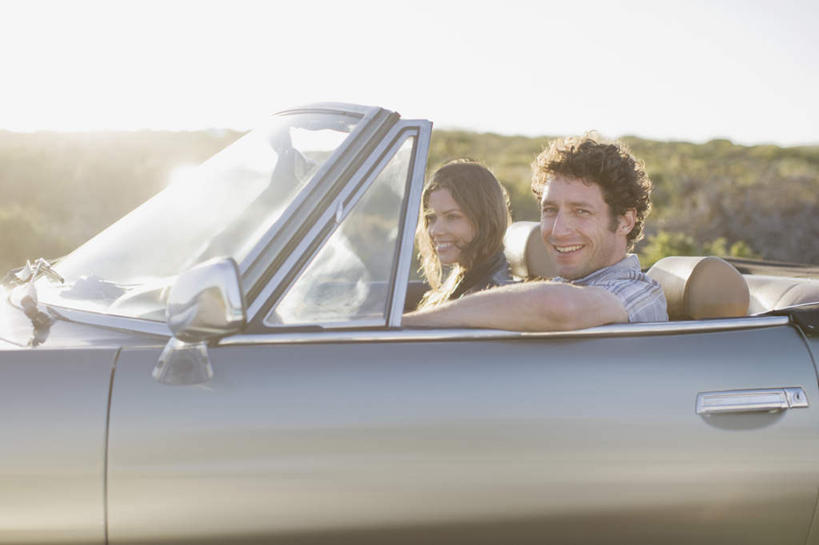 西方人,两个人,家庭,夫妻,坐,笑,微笑,露齿笑,横图,室外,白天,侧面,爱情,草地,草坪,植物,汽车,欧洲,欧洲人,一辆,握,服装,朦胧,模糊,跑车,浪漫,扭头,注视,休闲装,车,草,衣服,绿色,天空,交通工具,天,观察,驾驶,看,行驶,转头,休闲,温暖,温馨,一家人,休闲服,恩爱,握着,恋人,服饰,晴朗,观看,操纵,和睦,控制,察看,关注,载具,敞篷跑车,操控,万里无云,把持,男人,男性,年轻男性,年轻女性,女人,女性,白种人,年轻人,夫妇,情侣,晴空,晴空万里,坐着,半身,彩图,伴侣,融洽