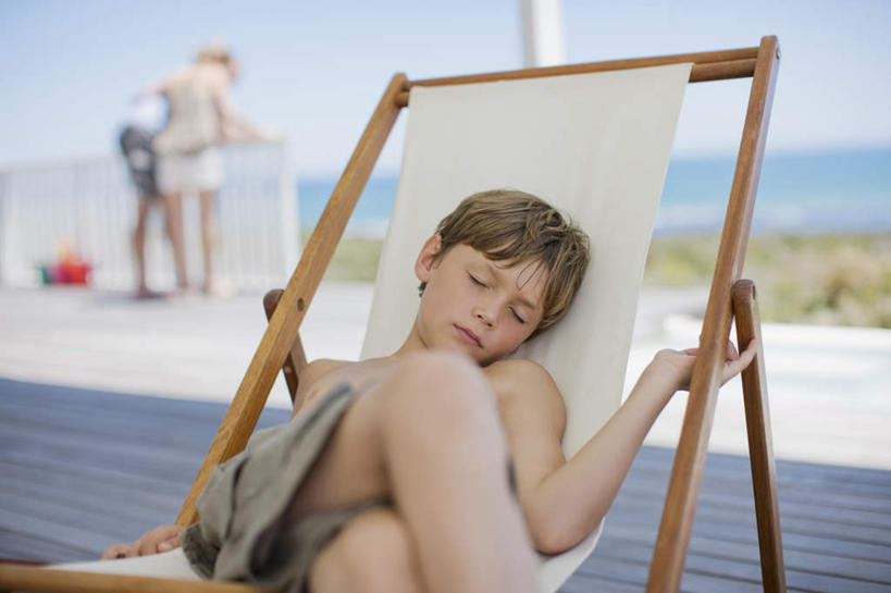 西方人,儿童,背部,三个人,家庭,夫妻,母亲,父亲,儿子,栏杆,站,躺,闭眼,横图,室外,白天,正面,爱情,纯洁,草地,草坪,海浪,海洋,植物,地板,椅子,欧洲,欧洲人,弯腰,泳裤,服装,朦胧,模糊,扶手,躺椅,浪花,地面,浪漫,二郎腿,休闲装,护栏,木地板,草,小孩,衣服,蓝色,绿色,蓝天,天空,海水,天,站着,休闲,温暖,温馨,父子,母子,三口之家,一家人,休闲服,恩爱,父爱,可爱,母爱,童年,童趣,恋人,服饰,晴朗,沙滩椅,和睦,海景,童真,烂漫,无邪,万里无云,弯身,卧着,天真,男孩,男人,男性,年轻男性,年轻女性,女人,女性,白种人,孩子,年轻人,夫妇,情侣,大海,风浪,海,海水的波动,近岸浪,涌浪,晴空,晴空万里,闭眼睛,闭着眼,闭着眼睛,躺着,卧,站立,半身,彩图,伴侣,融洽,男生