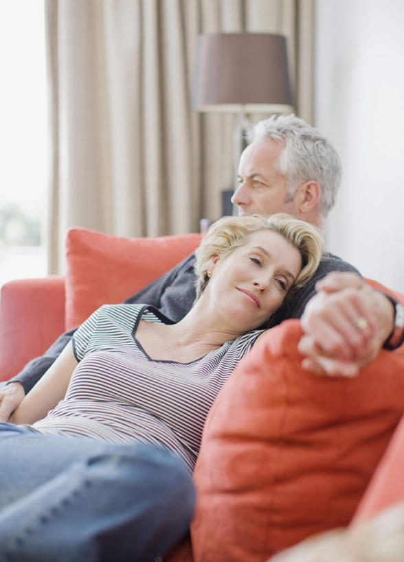 西方人,中年人,两个人,家庭,夫妻,客厅,坐,躺,闭眼,笑,微笑,竖图,室内,白天,正面,爱情,窗户,窗帘,靠垫,落地窗,沙发,照明,欧洲,欧洲人,服装,朦胧,模糊,装饰,灯光,靠枕,浪漫,注视,休闲装,玻璃窗,灯,衣服,红色,帘子,灯具,垫子,落地灯,枕头,观察,看,休闲,温暖,温馨,一家人,休闲服,遮阳,恩爱,恋人,服饰,观看,华丽,修饰,照亮,点缀,和睦,察看,起居室,照明设备,关注,布艺沙发,衬托,美观,雅致,雅观,客堂,卧着,男人,男性,女人,女性,中年男性,中年女性,白种人,夫妇,情侣,闭眼睛,闭着眼,闭着眼睛,躺着,卧,坐着,半身,彩图,伴侣,融洽