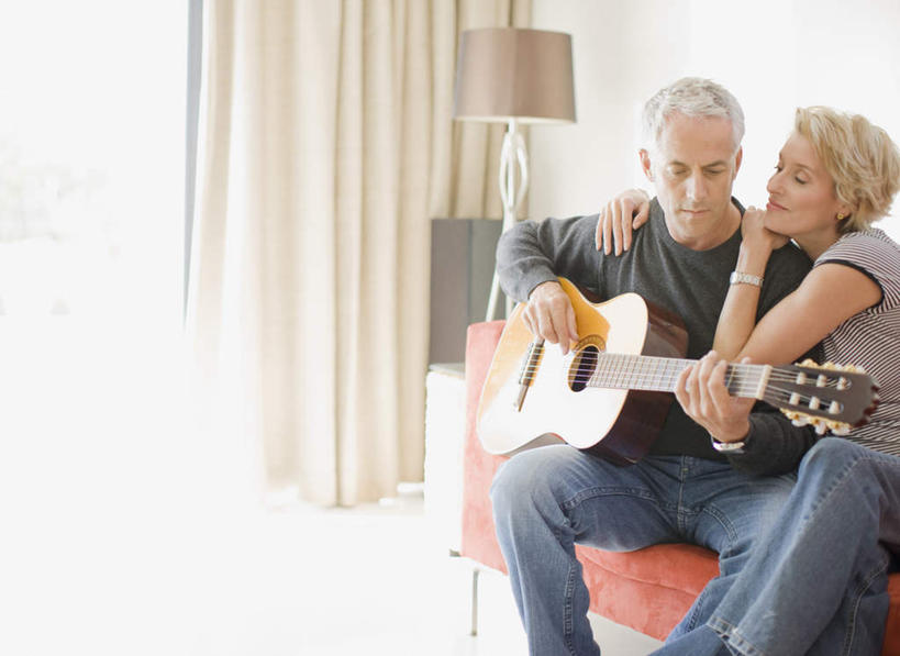 西方人,中年人,两个人,家庭,夫妻,客厅,坐,抱,笑,微笑,横图,室内,白天,正面,爱情,窗户,窗帘,落地窗,沙发,照明,欧洲,欧洲人,握,服装,朦胧,模糊,装饰,墙,灯光,吉他,乐器,弦乐器,浪漫,拿,演奏,拿着,扭头,注视,休闲装,玻璃窗,墙壁,墙面,灯,衣服,白色,帘子,灯具,落地灯,观察,看,转头,休闲,温暖,温馨,一家人,休闲服,遮阳,恩爱,握着,恋人,服饰,抱着,观看,华丽,修饰,照亮,点缀,和睦,察看,起居室,搂着,照明设备,关注,弹拨弦鸣乐器,布艺沙发,衬托,美观,雅致,雅观,客堂,男人,男性,女人,女性,中年男性,中年女性,白种人,夫妇,情侣,搂,搂抱,坐着,半身,彩图,伴侣,融洽,弹拨弦乐器