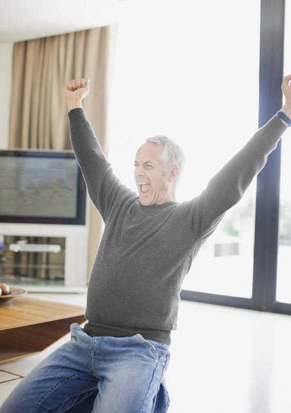 西方人,一个人,客厅,跪,举,笑,微笑,露齿笑,竖图,室内,白天,正面,窗户,窗帘,地板,落地窗,电视,欧洲,欧洲人,仅一个男性,仅一个人,仅一个中年男性,握,服装,欢呼,环保,朦胧,模糊,装饰,地面,注视,休闲装,木地板,玻璃窗,衣服,绿色,帘子,液晶电视,观察,看,托,休闲,休闲服,遮阳,清晰,握着,服饰,轻薄,能源,观看,华丽,修饰,回收,点缀,资源,察看,起居室,喝彩,关注,彩电,利用,便携,低碳,循环,衬托,美观,雅致,雅观,彩色电视机,持续,客堂,男人,男性,中年男性,白种人,电视机,跪着,举起,举手,举着,向上举,向上伸,向上托,半身,彩图,高清