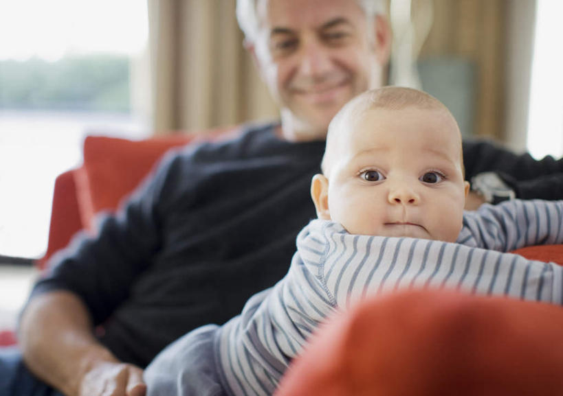 西方人,婴儿,儿童,老年人,两个人,家庭,祖父,客厅,坐,笑,摸,微笑,横图,室内,白天,正面,纯洁,窗户,窗帘,靠垫,落地窗,沙发,欧洲,欧洲人,抚摸,服装,朦胧,模糊,装饰,靠枕,扭头,注视,休闲装,玻璃窗,小孩,衣服,红色,帘子,垫子,枕头,观察,看,趴着,转头,休闲,温暖,温馨,一家人,休闲服,遮阳,可爱,服饰,活泼,爷爷,观看,祖孙,华丽,修饰,点缀,和睦,察看,起居室,关注,宝宝,布艺沙发,纯真,烂漫,无邪,外公,外祖父,外孙,外孙子,衬托,美观,雅致,雅观,客堂,伶俐,天真,老年男性,男人,男性,女性,白种人,孩子,孙子,触摸,接触,趴,坐着,半身,彩图,融洽